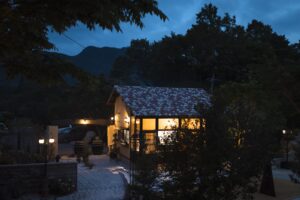 宮崎 お食事が目的の宿｜お食事を旅の目的にした宮崎の宿選び｜雨の日・帰路まで考えた組み立て・三世代旅行・ご宿泊とお食事に関連するCORASITAの外観・夜の外観の写真 1