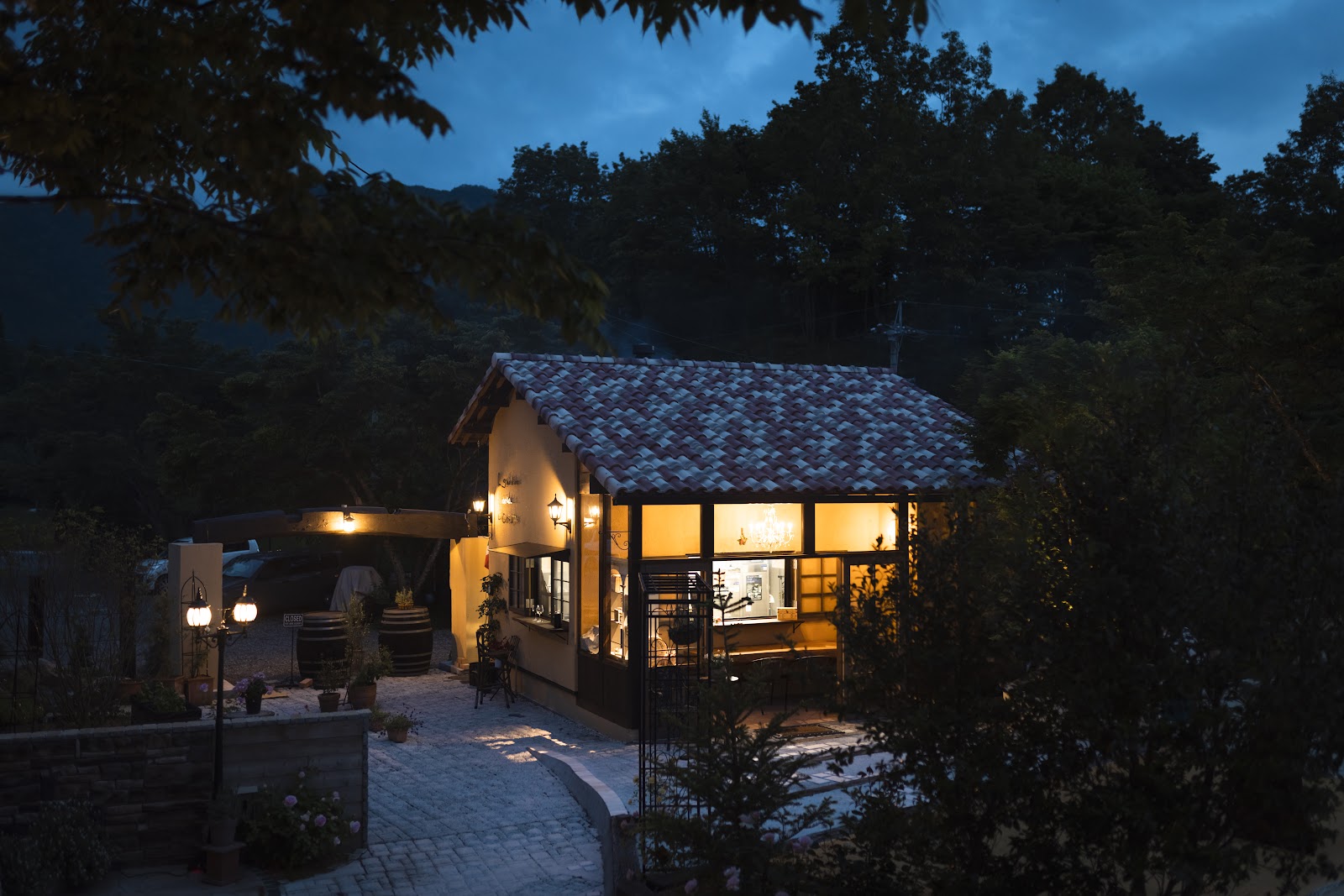 宮崎 泊まれるレストラン｜宮崎で泊まれるレストランを選ぶ前の確認｜雨の日・旅程に余白を作る方法・食を目的にした旅・宿泊と食事に関連するCORASITAの外観・夜の外観の写真 1