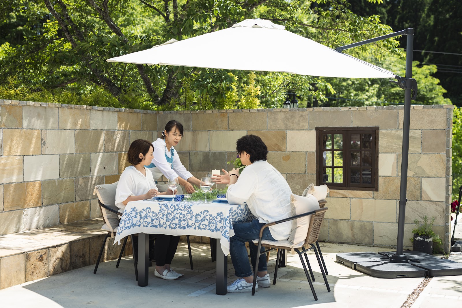 夏の五ヶ瀬滞在で失敗しないご宿泊当日のチェックインと夕食時間を無理なく組む方法の移動負担の減らし方に関連するCORASITAのレストラン・テラスの写真 3